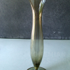 váza na nožce - zlaté svislé pruhy