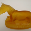 figurka ležící kůň, lisované sklo