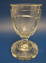 pohár broušené ryté sklo