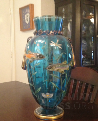 váza s nálepy a rybami