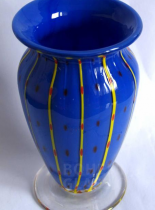 váza modré sklo s dekorem svislé žl.čáry s červ. A čern.tečkami, podst. Z čirého skla