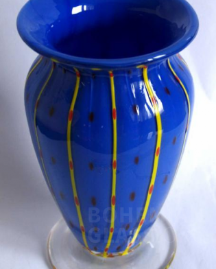 váza modré sklo s dekorem svislé žl.čáry s červ. A čern.tečkami, podst. Z čirého skla