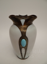 váza vrstvené opálové sklo - měděná montáž s kabašony