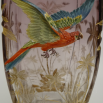 váza nabíhané sklo s plastickým papouškem