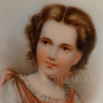 váza s medailonem - portrét mladé ženy