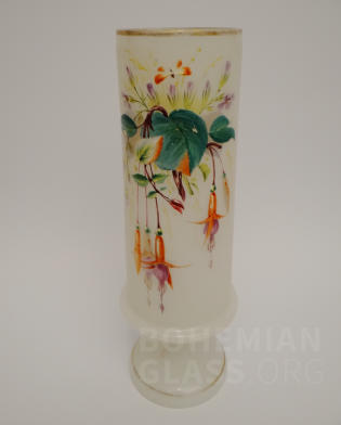 váza na nožce alabastrové sklo - florální dekor
