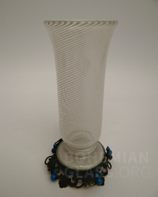 váza na mosazné montáži - zatavené bílé nítě