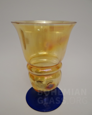 váza na patce listrované sklo