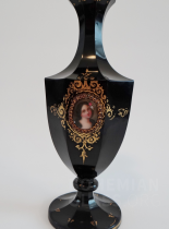 váza hyalitové sklo zdobené ve stylu potichomanie