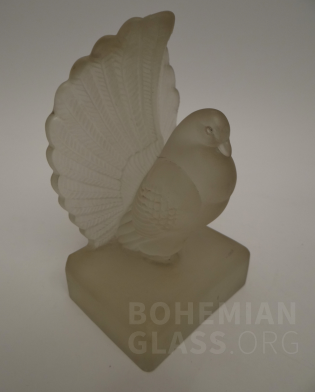 soška holub - lisované sklo