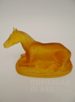 figurka ležící kůň, lisované sklo