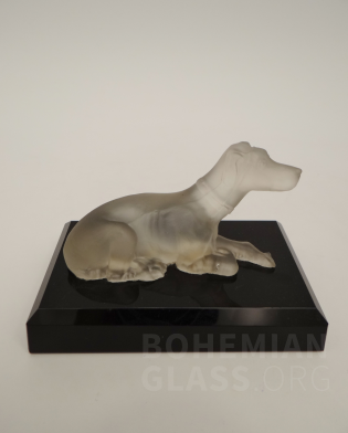 figurka pes na podstavci, lisované sklo
