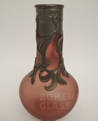 lahvička irizované sklo - niklová montáž u hrdla a zátka s rytířem