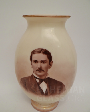 váza s portrétem muže