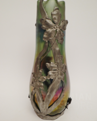 váza irizované sklo v cínové montáži