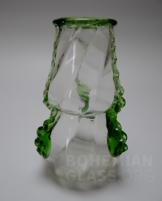 váza Kristall schiefgewaltzt m. grünen Tropfen